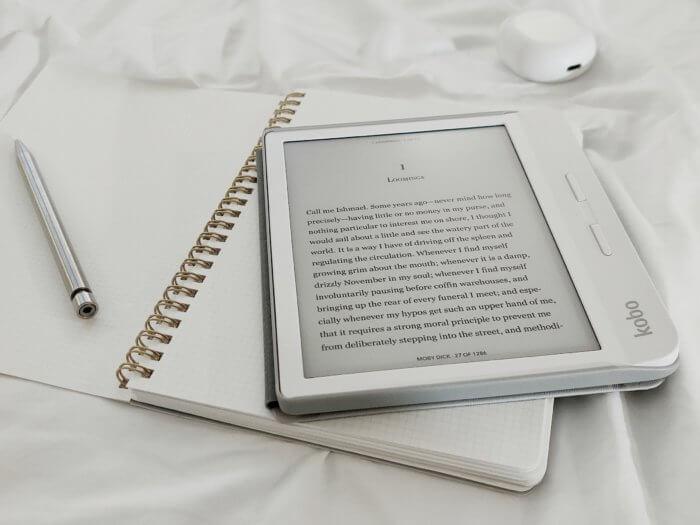 Ein eBook-Reader auf einem Notizblock